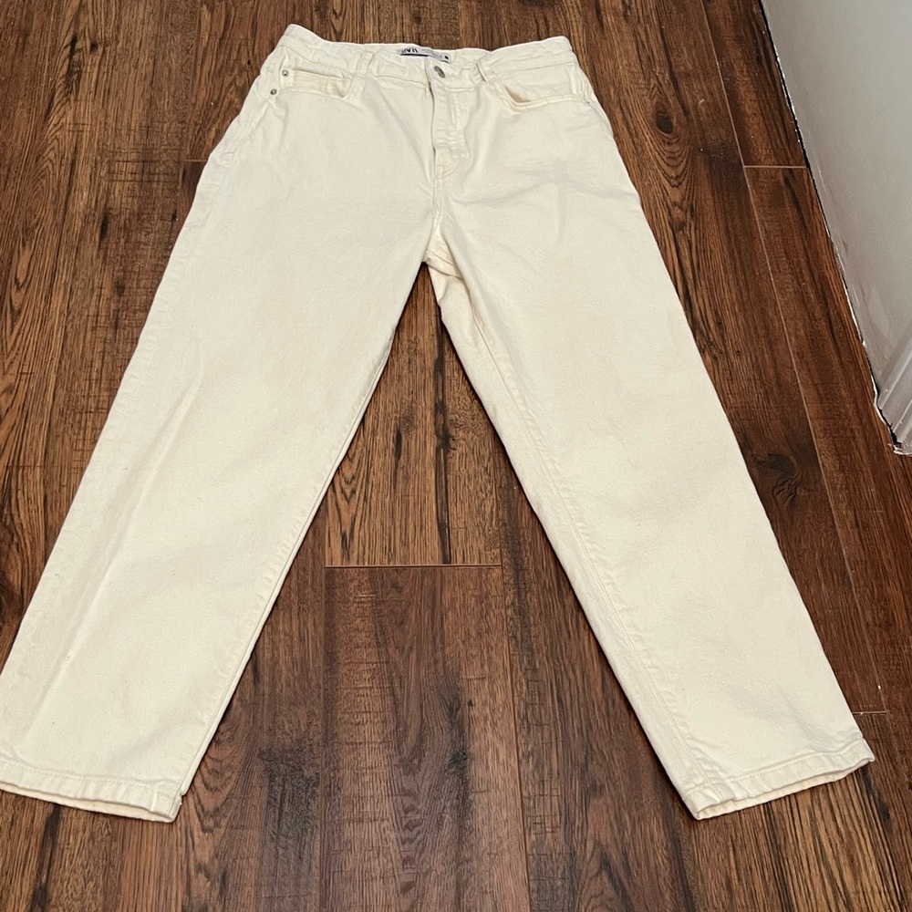 Zara High Waisted White Jeans 
Women’s size 8